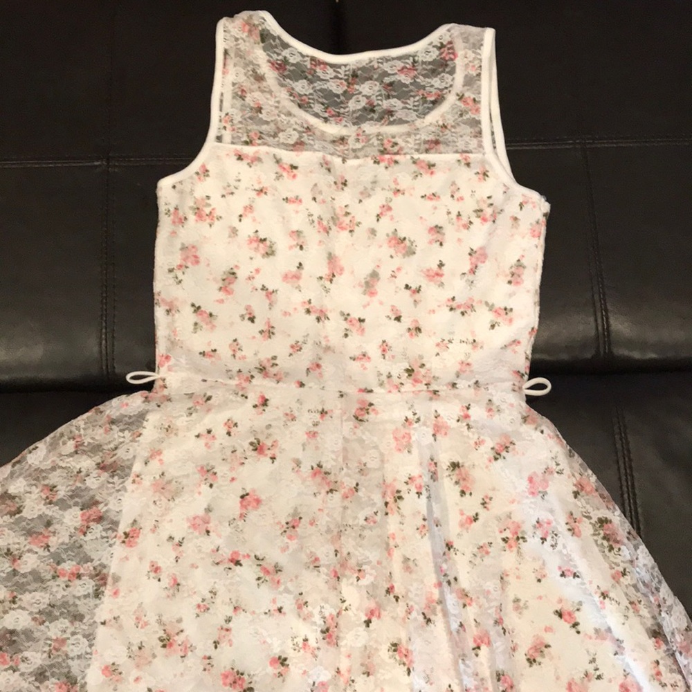 Lace Dress - Picture 2 of 4